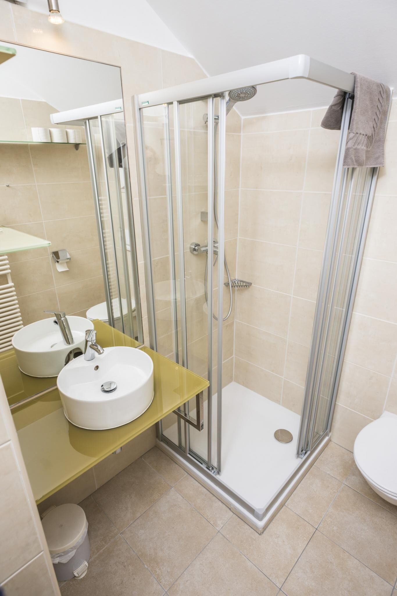 Regadera, secadora de cabello, toallas, jabón 