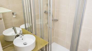 Regadera, secadora de cabello, toallas, jabón