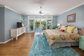 4 slaapkamers, een bureau, een strijkplank/strijkijzer, reisbedje