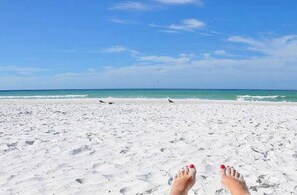 Ligstoelen aan het strand, strandlakens