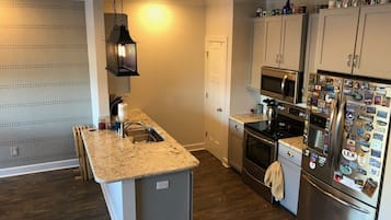 Køleskab, mikrobølgeovn, ovn, kogeplade