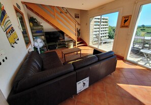Fernseher, DVD-Player, Bücher, Stereoanlage