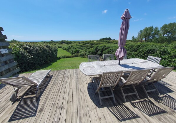 Outdoor dining - Modern house, very beautiful sea view, beach possibility on foot, 10 people max. (Erdeven)