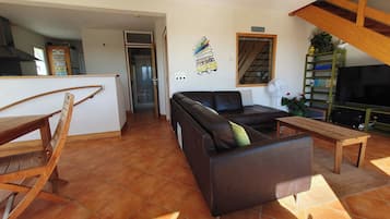 TV, DVD player, books, stereo