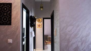 Family Apartment, 2 Bedrooms, Smoking, Garden View | Ruang tamu | 32 inci televisyen skrin rata dengan satelit, TV, pemain DVD