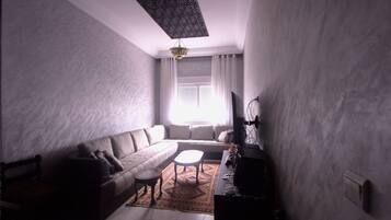 Family Apartment, 2 Bedrooms, Smoking, Garden View | Ruang tamu | 32 inci televisyen skrin rata dengan satelit, TV, pemain DVD