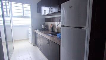 Family Apartment, 2 Bedrooms, Smoking, Garden View | Dapur peribadi | Peti sejuk/penyejuk beku saiz penuh, ketuhar, dapur, pembancuh kopi/teh