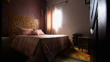 Family Apartment, 2 Bedrooms, Smoking, Garden View | 2 bilik tidur, dihias secara berasingan, meja