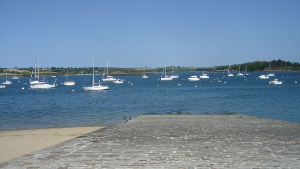 A stone-paved waterfront with several boats anchored in the water. - Cottage 100 meters from the beach (Le Minihic-Sur-Rance)