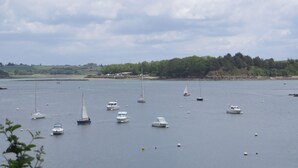 A marina with various boats anchored in calm waters. - Cottage 100 meters from the beach (Le Minihic-Sur-Rance)