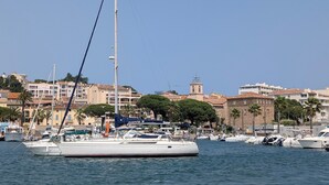 A marina with several sailboats docked, surrounded by buildings and palm trees. - Ste Maxime F3/65m², 2-7 pers, air-conditioned, garage, WiFi, swimming pool (Sainte-Maxime)
