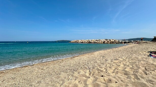 A sandy beach with calm waters and a rocky outcrop in the distance. - Ste Maxime F3/65m², 2-7 pers, air-conditioned, garage, WiFi, swimming pool (Sainte-Maxime)