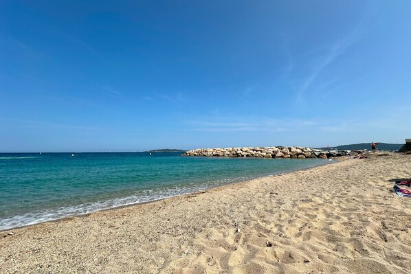 بالقرب من الشاطئ