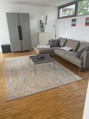 Een televisie, een dvd-speler en boeken