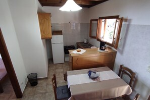Fridge, oven, stovetop, coffee/tea maker