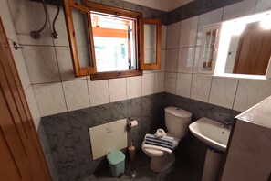 Dusche, Haartrockner, Handtücher, Toilettenpapier