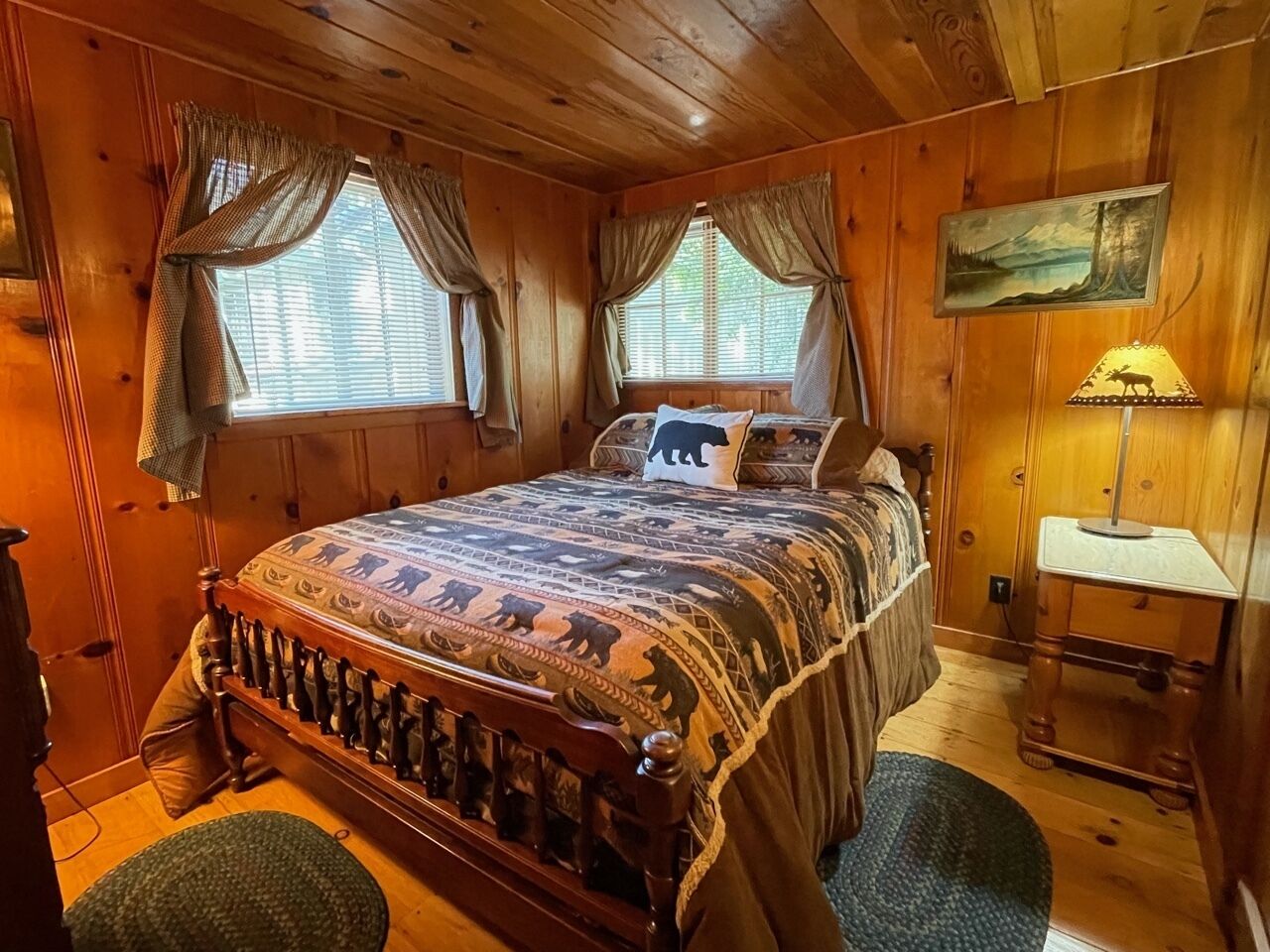 4 quartos, escrivaninha, ferros/tábuas de passar roupa