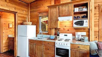 Full-size fridge, oven, stovetop, coffee/tea maker