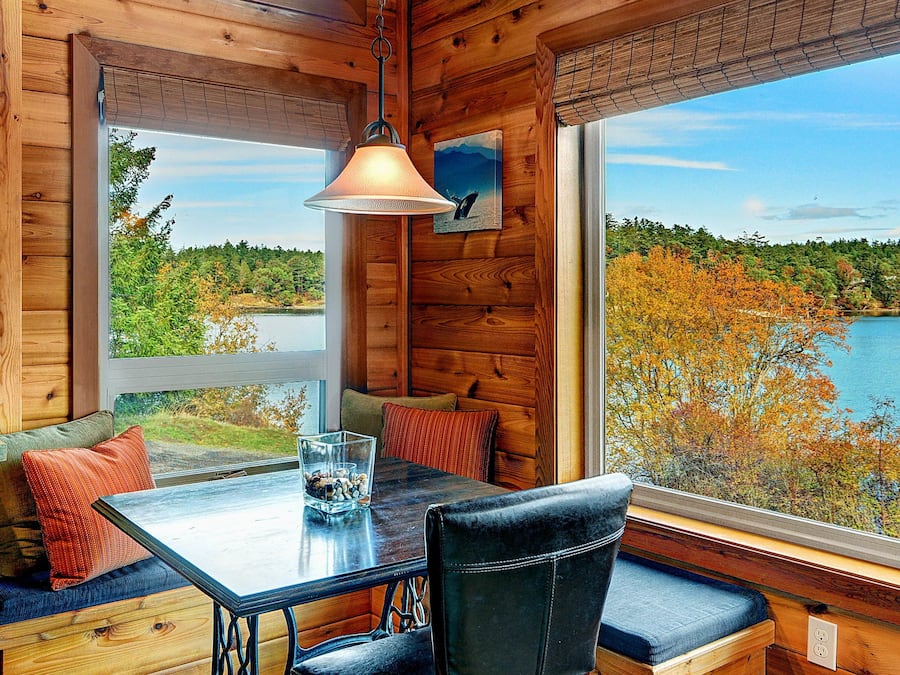 TV layar datar dan perapian