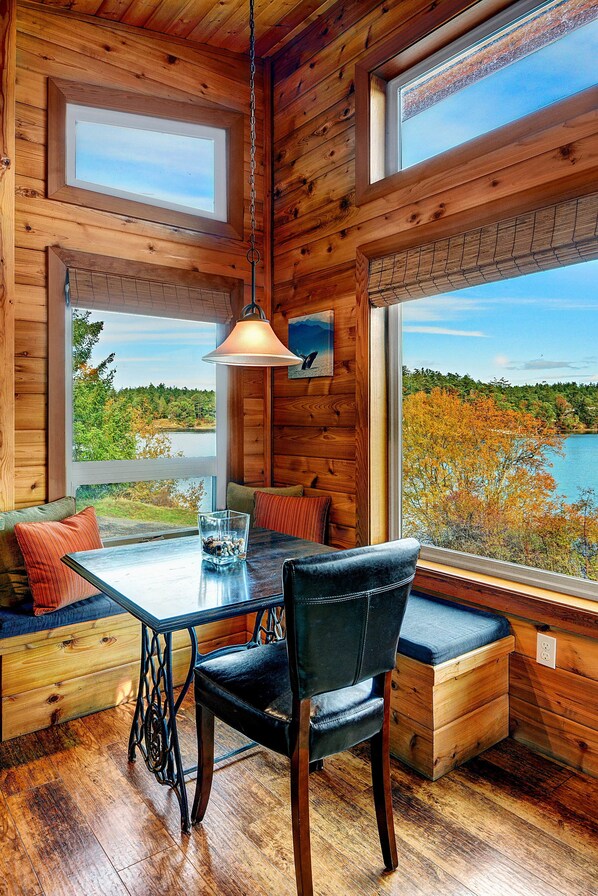 Una televisión de pantalla plana, una chimenea