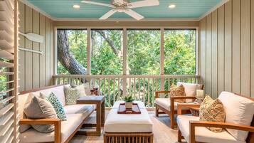 Televisión, reproductor de DVD y libros