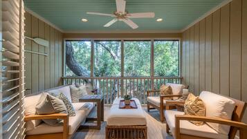 Een televisie, een dvd-speler en boeken