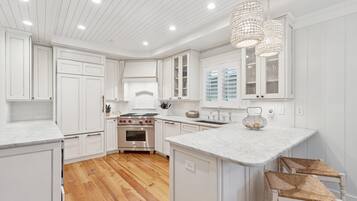 Een koelkast, een magnetron, een oven, een kookplaat