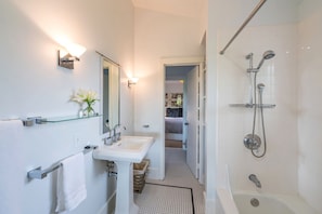 Combined shower/bathtub, hair dryer, towels, soap - 3 bd 2 ba Vineyard View Farmhouse close to downtown St. Helena Permit PL24-006 (St Helena)
