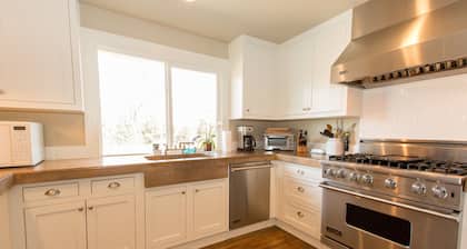 3 bd 2 ba Vineyard View Farmhouse close to downtown St. Helena Permit PL24-006