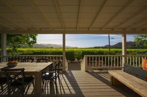 Outdoor dining - 3 bd 2 ba Vineyard View Farmhouse close to downtown St. Helena Permit PL24-006 (St Helena)