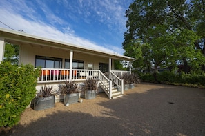 Property grounds - 3 bd 2 ba Vineyard View Farmhouse close to downtown St. Helena Permit PL24-006 (St Helena)