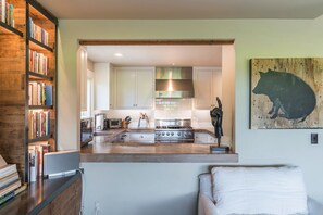 Fridge, microwave, oven, stovetop - 3 bd 2 ba Vineyard View Farmhouse close to downtown St. Helena Permit PL24-006 (St Helena)