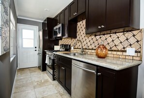 Kylskåp, mikrovågsugn, ugn och spishäll