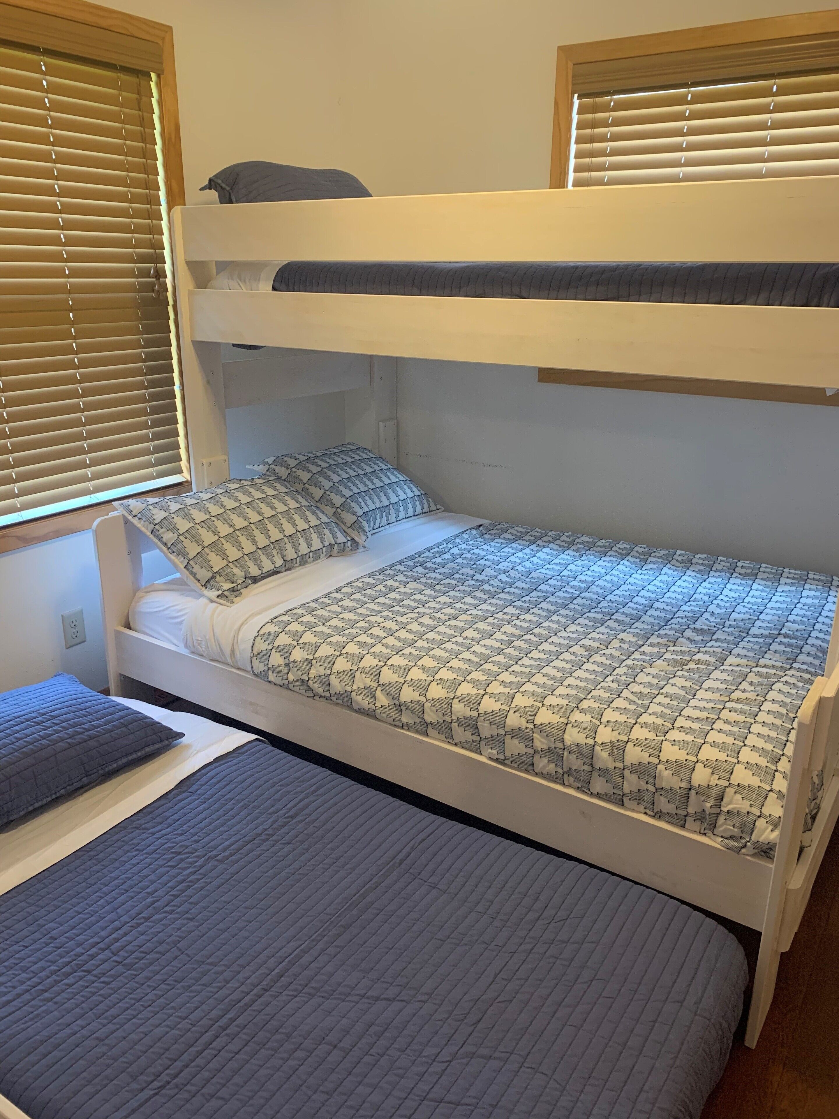 A bunk bed room with a lower bunk and a single bed.