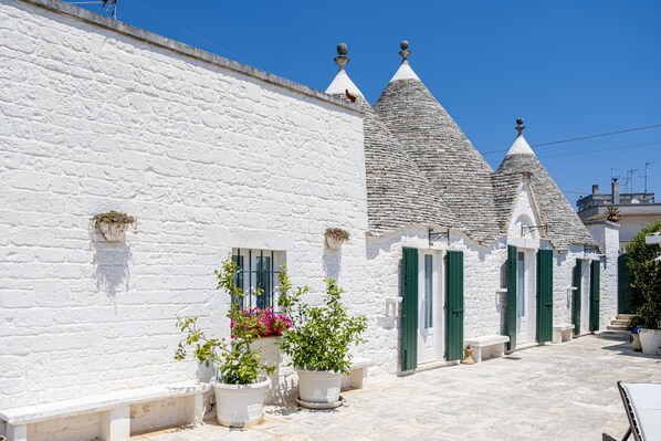 Exterior - TRULLI WITH PRIVATE POOL "IL TORCHIO" (Martina Franca TA)
