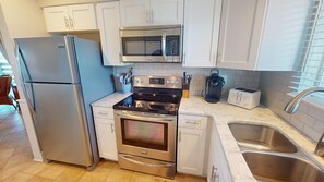 Réfrigérateur, four à micro-ondes, un four, surface de cuisson