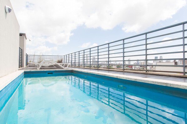 Una piscina al aire libre de temporada