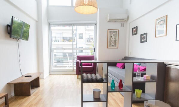Departamento, 1 cama Queen size y sofá cama, para no fumadores | Área de sala de estar | Televisión de pantalla plana 