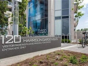 Exterior detail - Closed to subway 1+1 Luxury Condo With Parking and Wifi (Toronto)