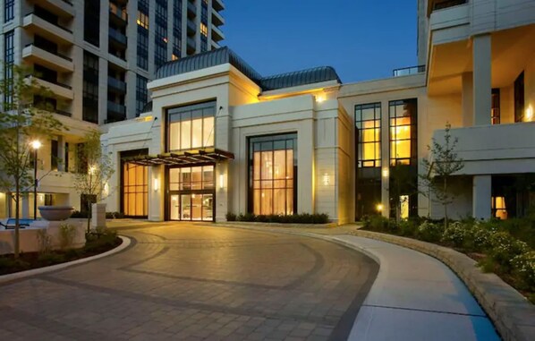 Exterior - Closed to subway 1+1 Luxury Condo With Parking and Wifi (Toronto)