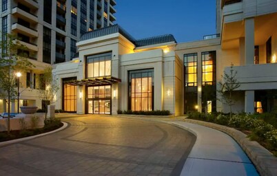 Closed to subway 1+1 Luxury Condo With Parking and Wifi