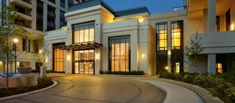 Closed to subway 1+1 Luxury Condo With Parking and Wifi