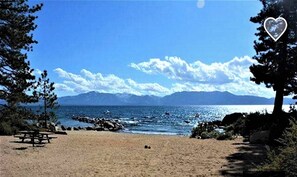 Chaises longues, serviettes de plage