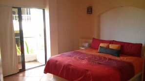 3 makuuhuonetta, tallelokero huoneessa, silitysrauta/-lauta