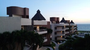 Un resort con varias construcciones de arquitectura moderna, incluyendo techos planos y balcones.