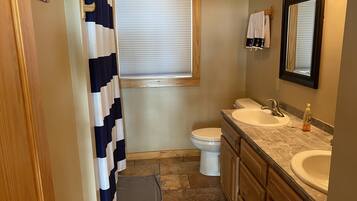 Badewanne, Haartrockner, Handtücher