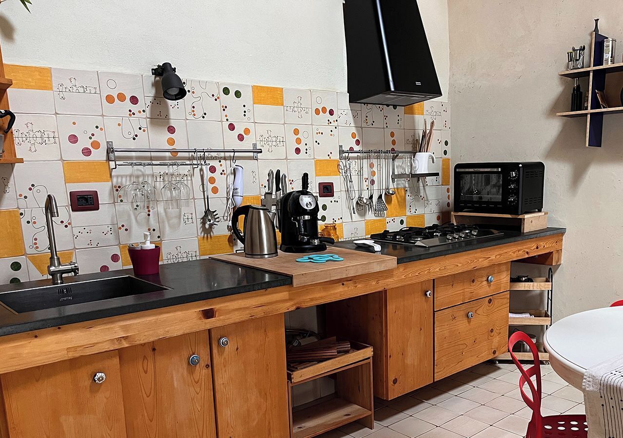 Een koelkast, een oven, een kookplaat, een koffiezetapparaat/waterkoker