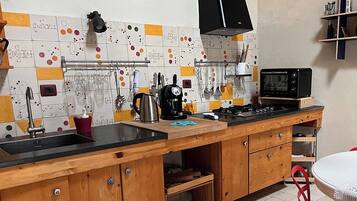 Een koelkast, een oven, een kookplaat, een koffiezetapparaat/waterkoker