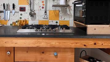 Een koelkast, een oven, een kookplaat, een koffiezetapparaat/waterkoker