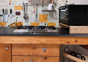 Kjøleskap, ovn, kokeplater og kaffetrakter/tekoker